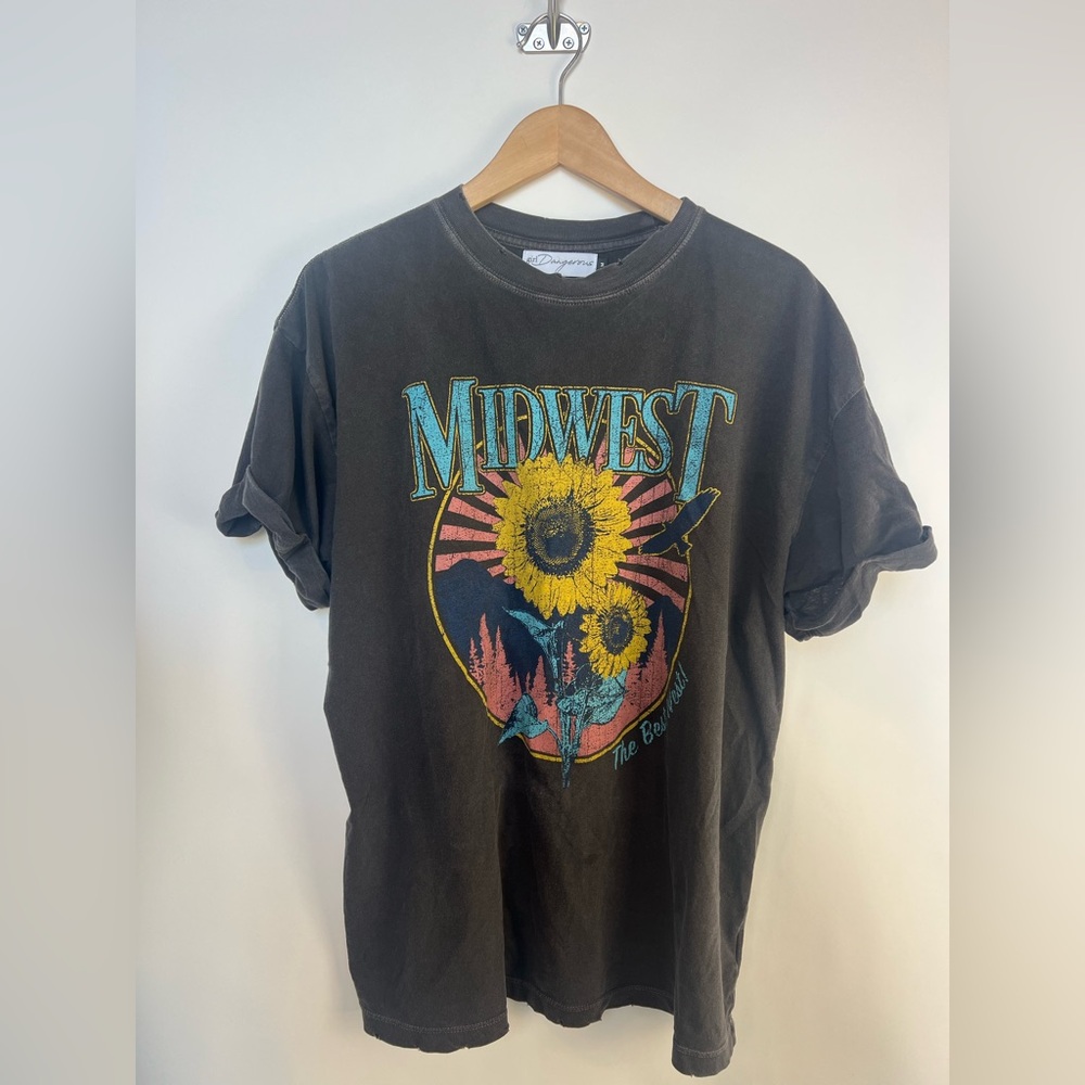 Girl Dangerous‎ Sunflower MIDWEST Graphic tee, Size Medium